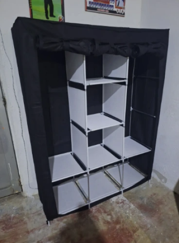 Closet organizador gris con ropa