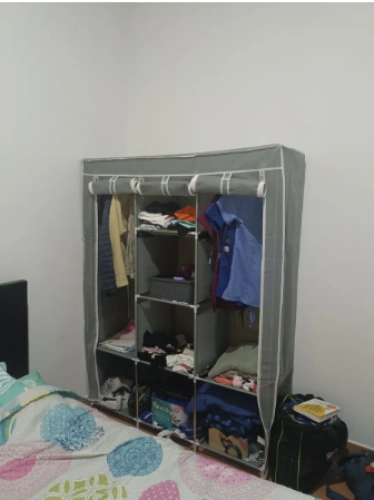 Closet organizador en la habitacion de una clienta